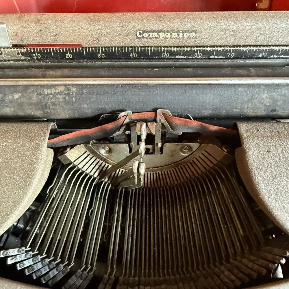 Royal Companion 1950s Portable Typewriter with Case – Classic Mid-Century Manual